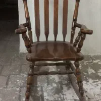 صندلی و ویترین چوبی