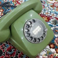 تلفن رو میزی قدیمی