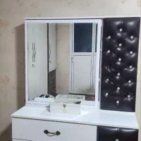 تخت دو نفره و میز آرایش بسیار سالم