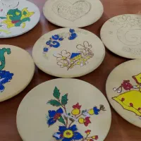 بشقاب سفالی  نیمه تمام در آموزشگاه سفالگری