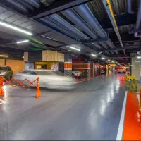 دو هزار متر پارکینگ اختصاصی