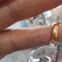 تعدادی انگشتر و نیم ست