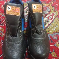 یک جفت کفش ایمنی نو