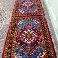 فرش دستباف عرض ۸۵ طول ۱ متر ۲۰ است دوتا