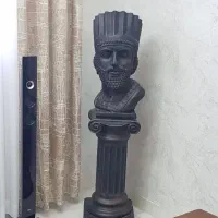 مجسمه کنار سالنی