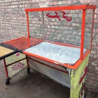 ویترین جگرکی شیشه ای چرخ دار و پیشخوان دار