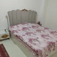 تخت خواب دونفره به همراه میز