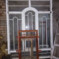 پنجره کاملا سالم با شیشه