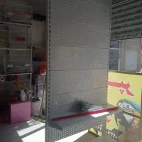 قفسه ایستاده یا استند وسط مغازه ای