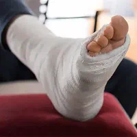 شکسته بندی آقا جا انداختن دررفتگی ها