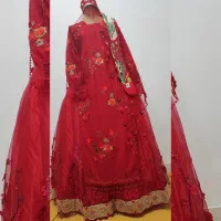 یک دست لباس محلی نو و یک تومون محلی و پیراهن تک