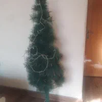 درخت کریسمس با یک رشته لامپ