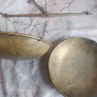 ترازو قدیمی بکر و با کفه برنجی ضخیم ۲۵ سانتی