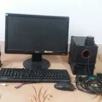 یک عدد مانیتور و باند و کیبورد