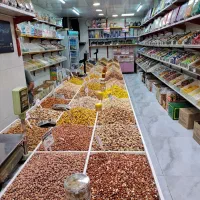 فروشنده در خشکبار فروشی