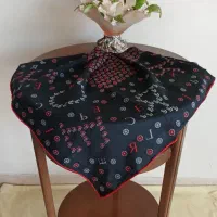 روسری با حروف لاتین