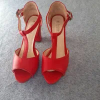 یک جفت کفش قرمز