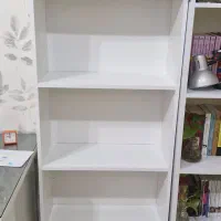 کتابخانه کاملا نو سفید