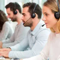 خانم جهت پاسخگویی تلفنی و پیگیری تماس‌های مشتریان