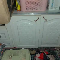 یک عدد کابینت و یک عدد تلویزیون قدیمی کاملا سالم