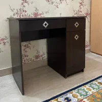 میز تحریر چوبی در حد نو