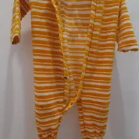 تعدادی لباس بچه