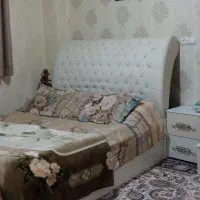 تختخواب دونفره جکدار و دو عدد پاتختی