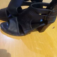 کفش چرم نو سایز ۳۷ به ۳۸ کوچیک هم میخورد