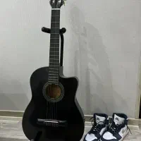 یک عدد گیتار مشکی آموزشی