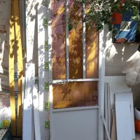 تعدادی درب پنچره و آهن آلات