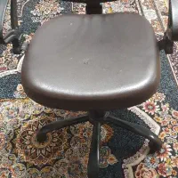 یک عدد صندلی چرخ دار
