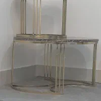 میز عسلی سنگی تمیز و مرتب