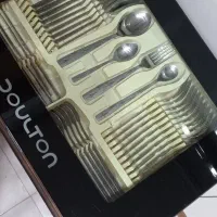 میز قاشق و ساعت ایستاده