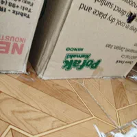 مقداری ساک و لباس و روسری و چوب لباس