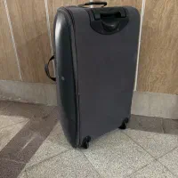 چمدون ایستاده