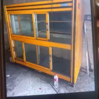 یخچال ایستاده بزرگ در ریلی صنعتی