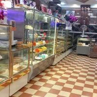 فروشنده در شیرینی فروشی