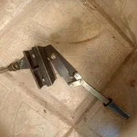 قیچی ورق بر رومیزی
