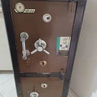 میز و صندلی و گاوصندوق ولوازم اداری دفتری در حد نو