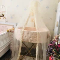 تخت کنار مادر