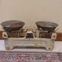 ترازو یک کیلویی قدیمی و دوربین پاناسونیک هندی کم