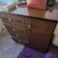 یک عدد ساعت دیواری و کمد درایور ی قسمت مناسب