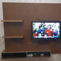 یک عدد میز تلویزیون دیواری ام دی اف درجه یک