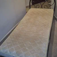 تخت همراه با تشک