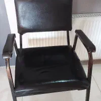 صندلی با روکش چرمی