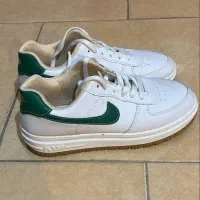 یک جفت کتونی نو