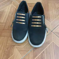 یک جفت کفش مشکی دخترانه راحتی