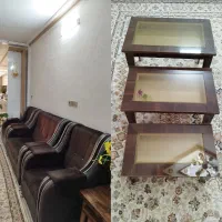 مبل راحتی چهار نفره و میز جلو مبلی میز عسلی