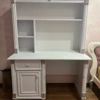 میز تحریر و کتابخانه