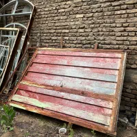 در حیاط و پنجره آهنی